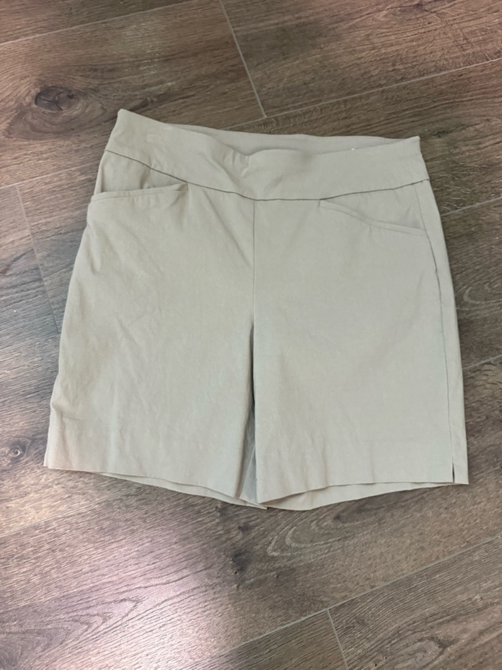 Chicos Beige Women's Stretch Ponte Shorts size 0.5